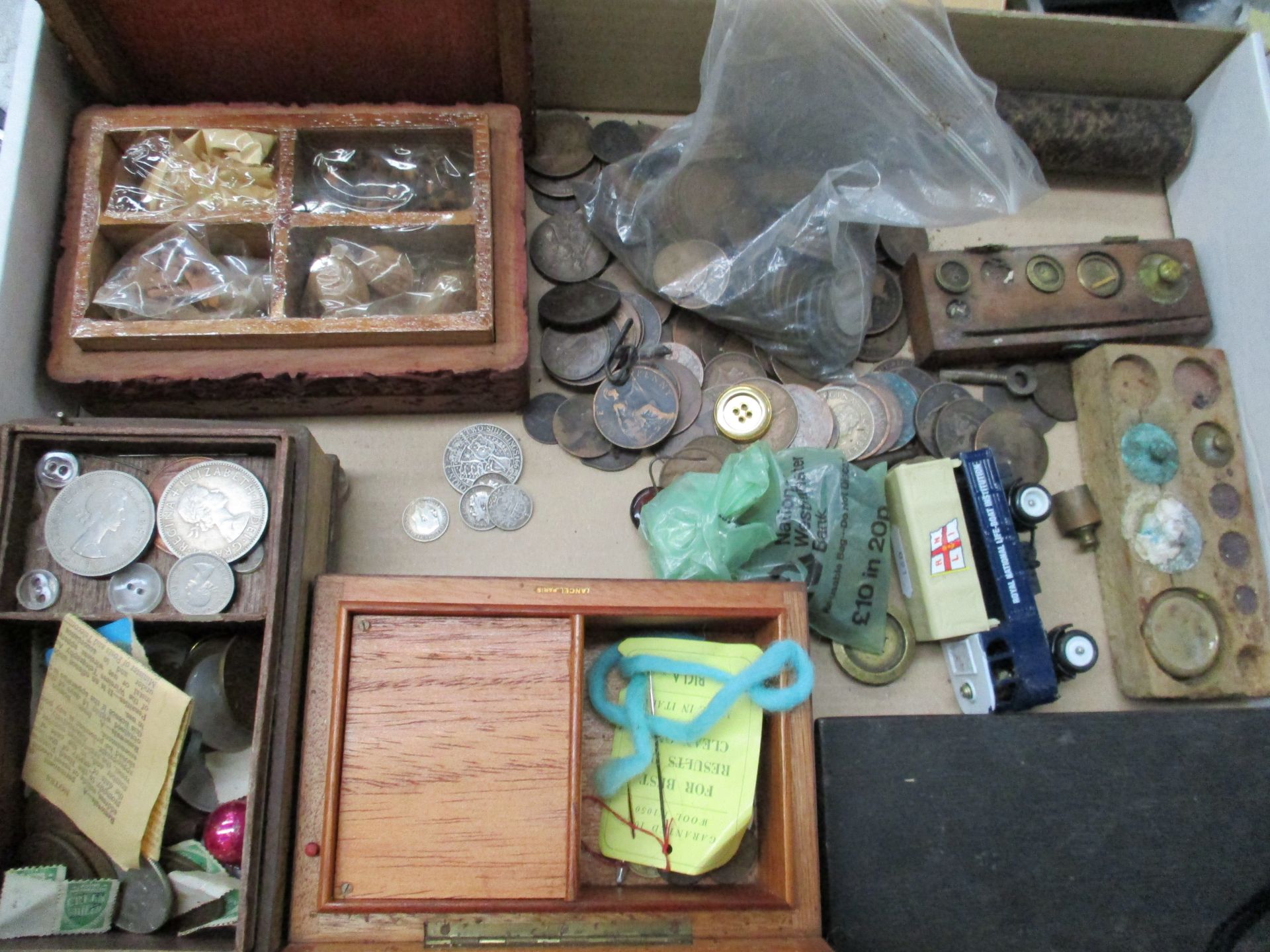 Contents to a tray - a quantity of assorted coins, two part chemist weights sets,