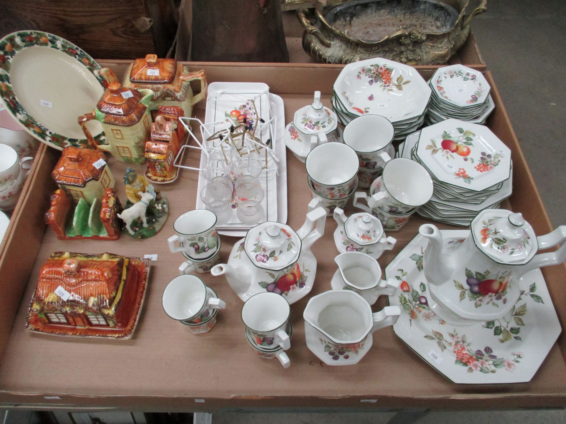 46 x piece Johnson Brothers "Fresh Fruit" patterned tea/dinner service and a small quantity of