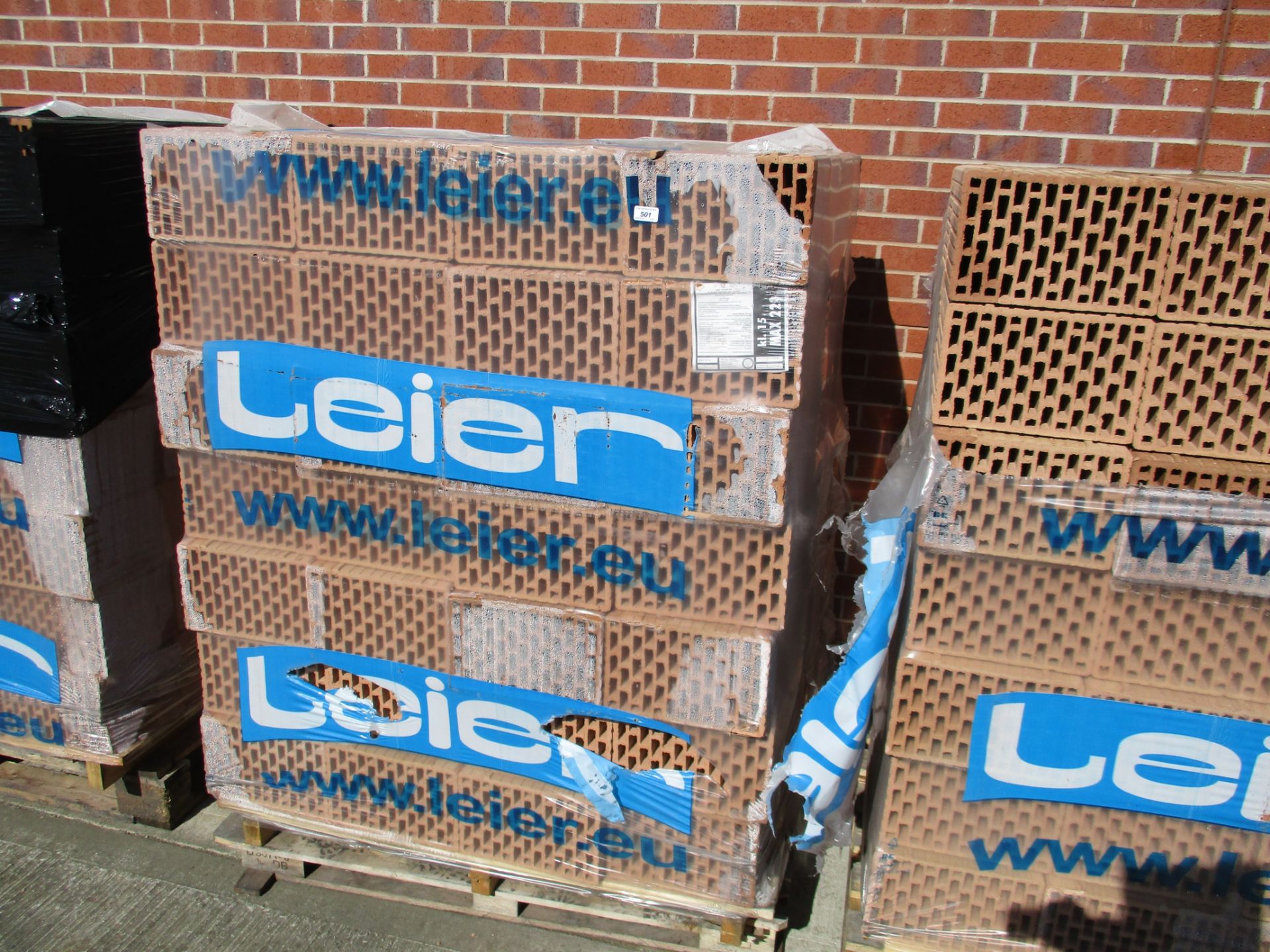 Contents to pallet - 140 x Leier air bricks 188mm x 288mm x 220mm REF:PL1457083
