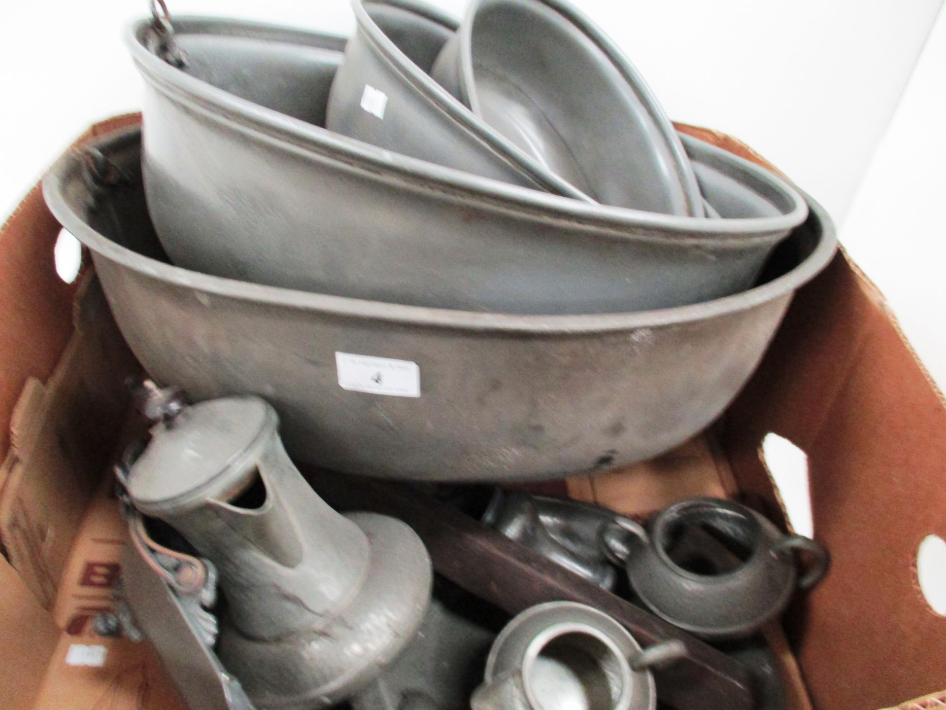 Contents to box - assorted pewter and other metal ware