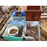 Contents to pallet - large quantity of assorted chains and horse shoes