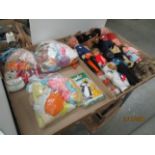 Contents to two trays - sixteen assorted plastic dolls/soft toys (The Wombles,