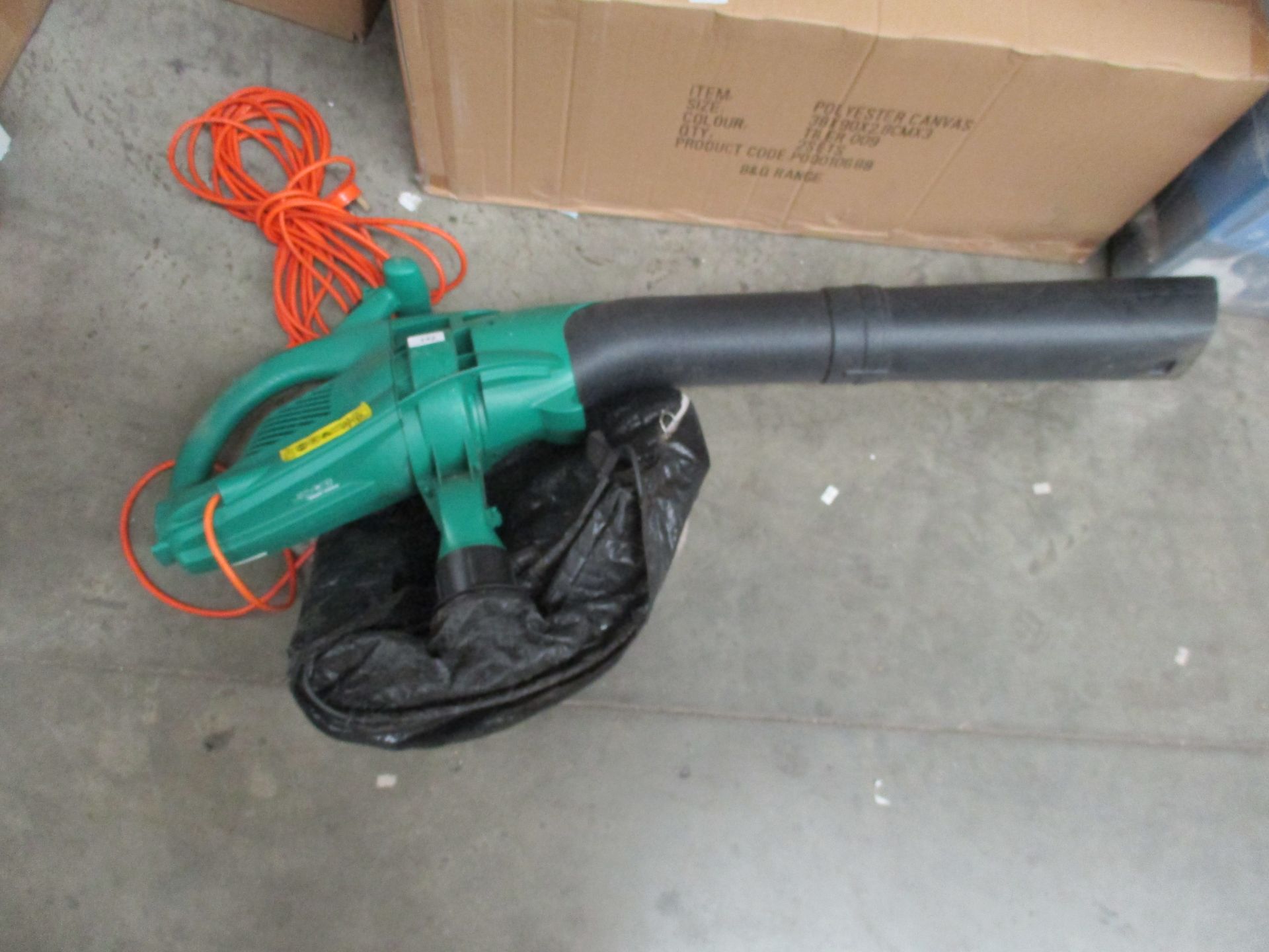 A Black & Decker garden vac - 240v