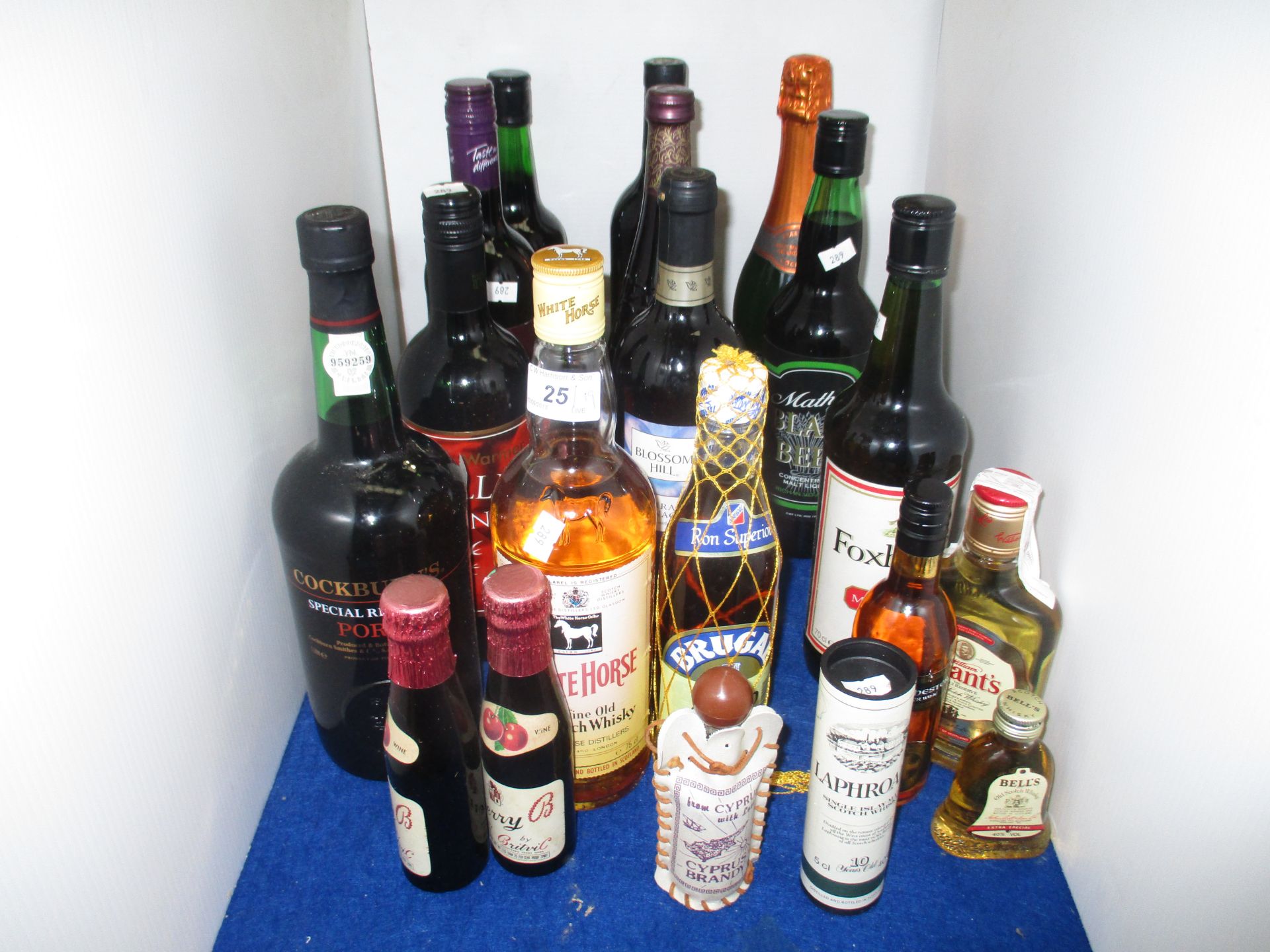 A collection of 19 assorted bottles of wine, spirits and liqueurs etc.