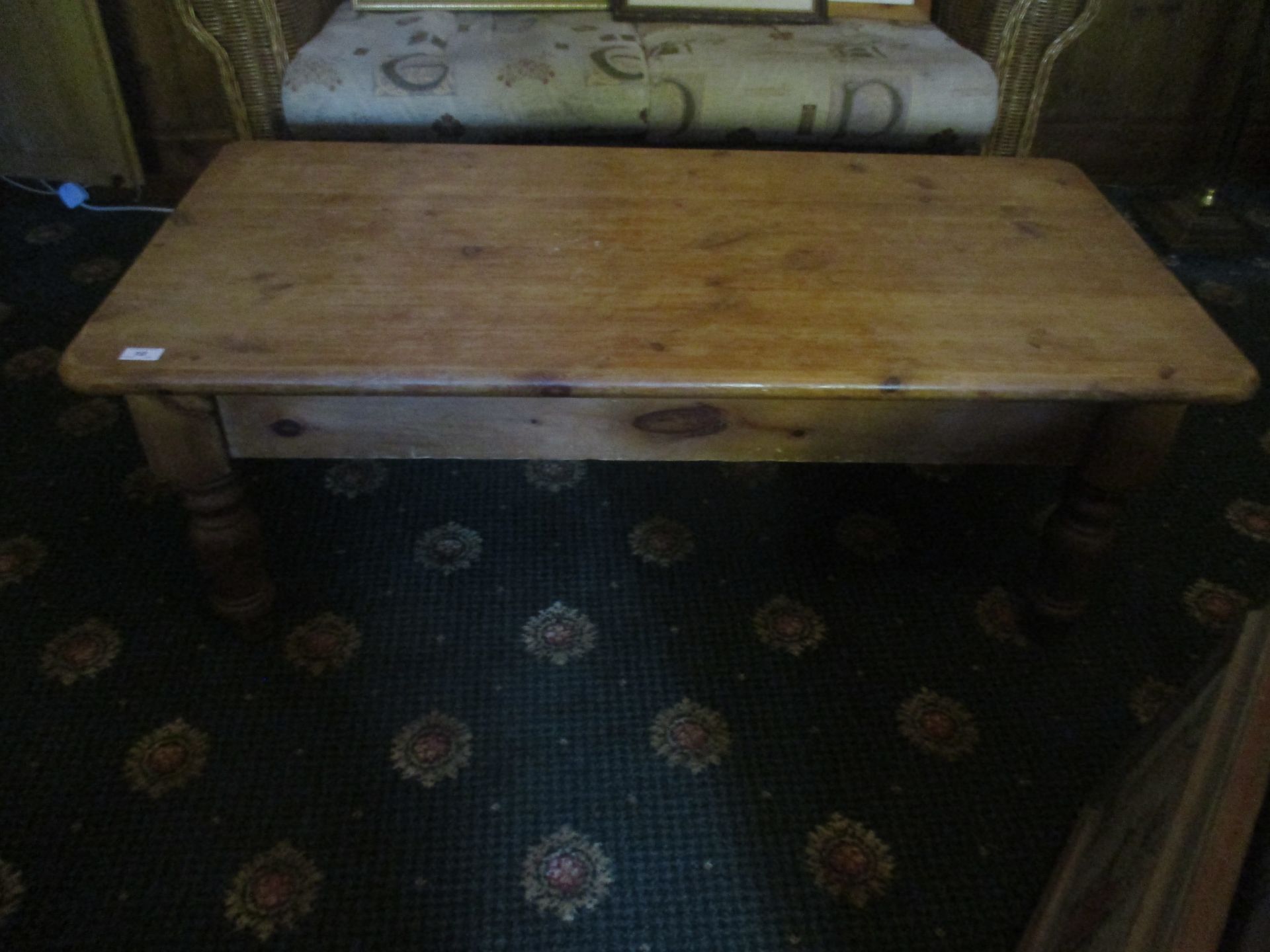 Pine coffee table 120cm x 60cm x 47cm - Image 3 of 3