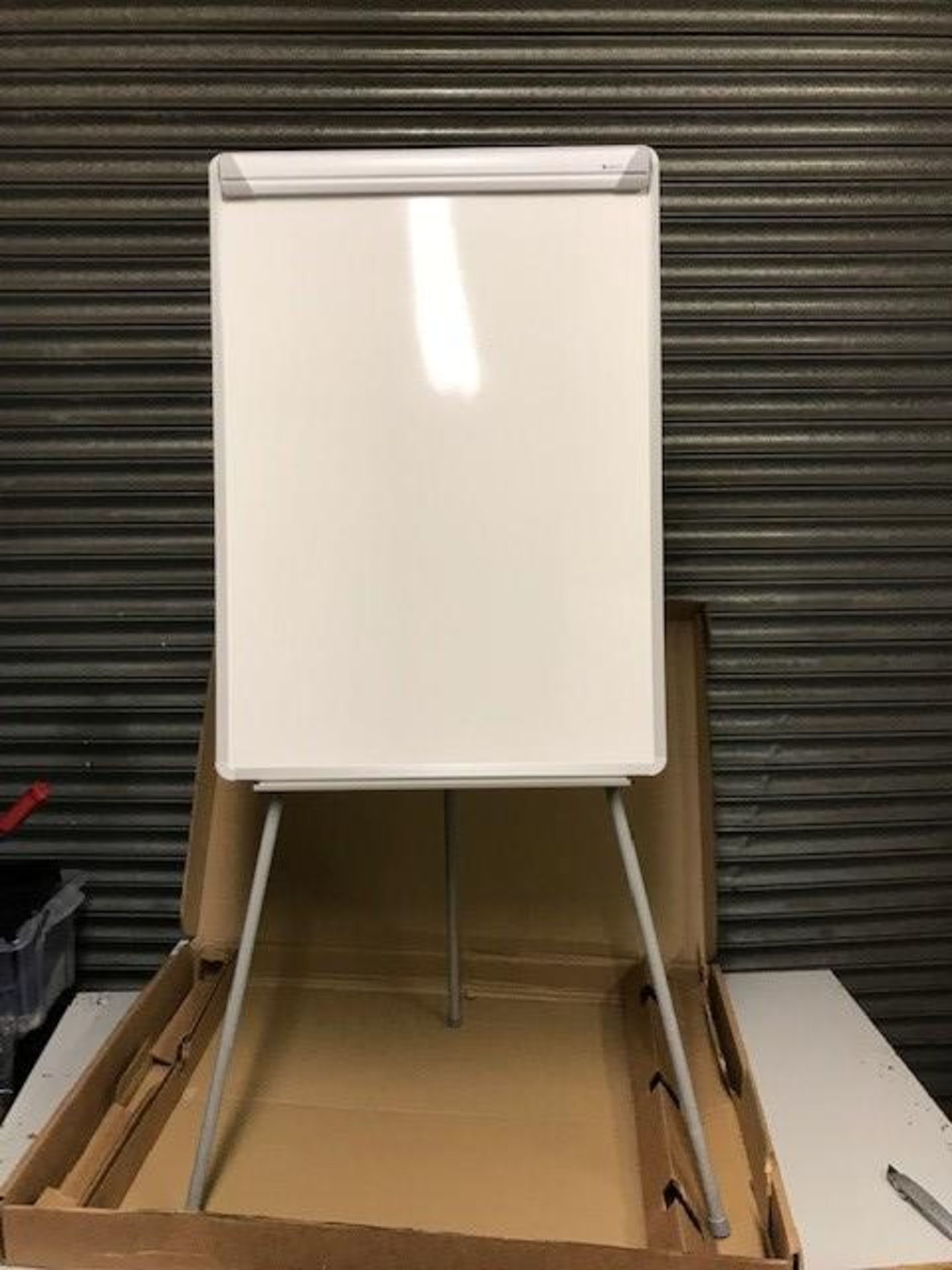 1 x Banner magnetic A1 flipchart easel/whiteboard with tripod legs