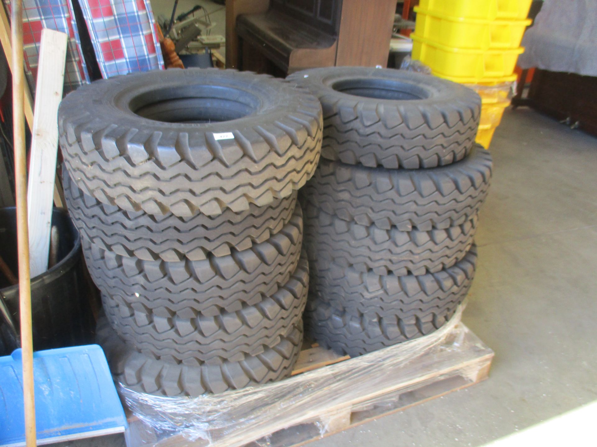Contents to pallet 10 x Duvelo Pirelli Industrial 16 ply tyres FC31 7.
