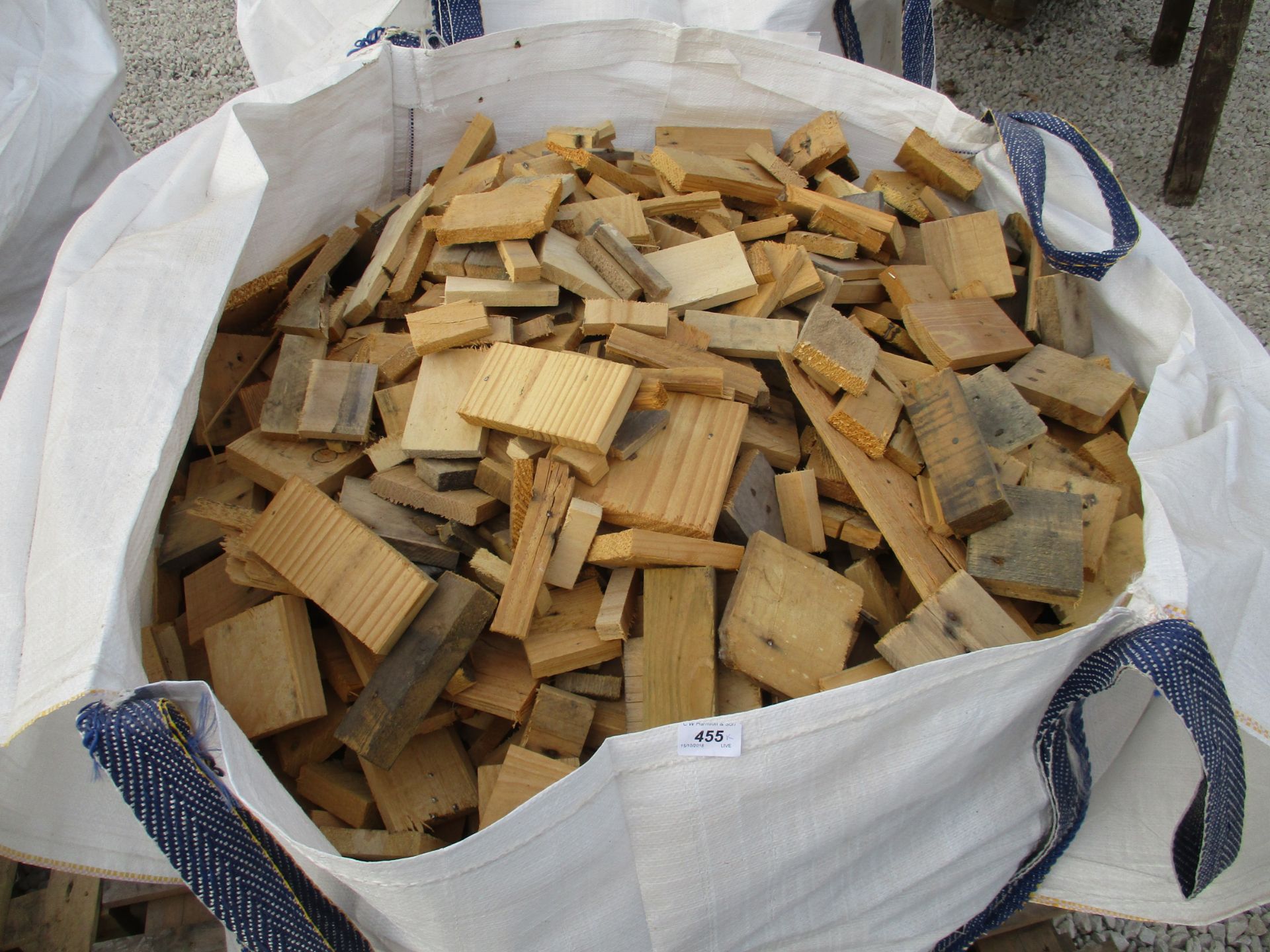 Contents to bag - off cut wood and kindl