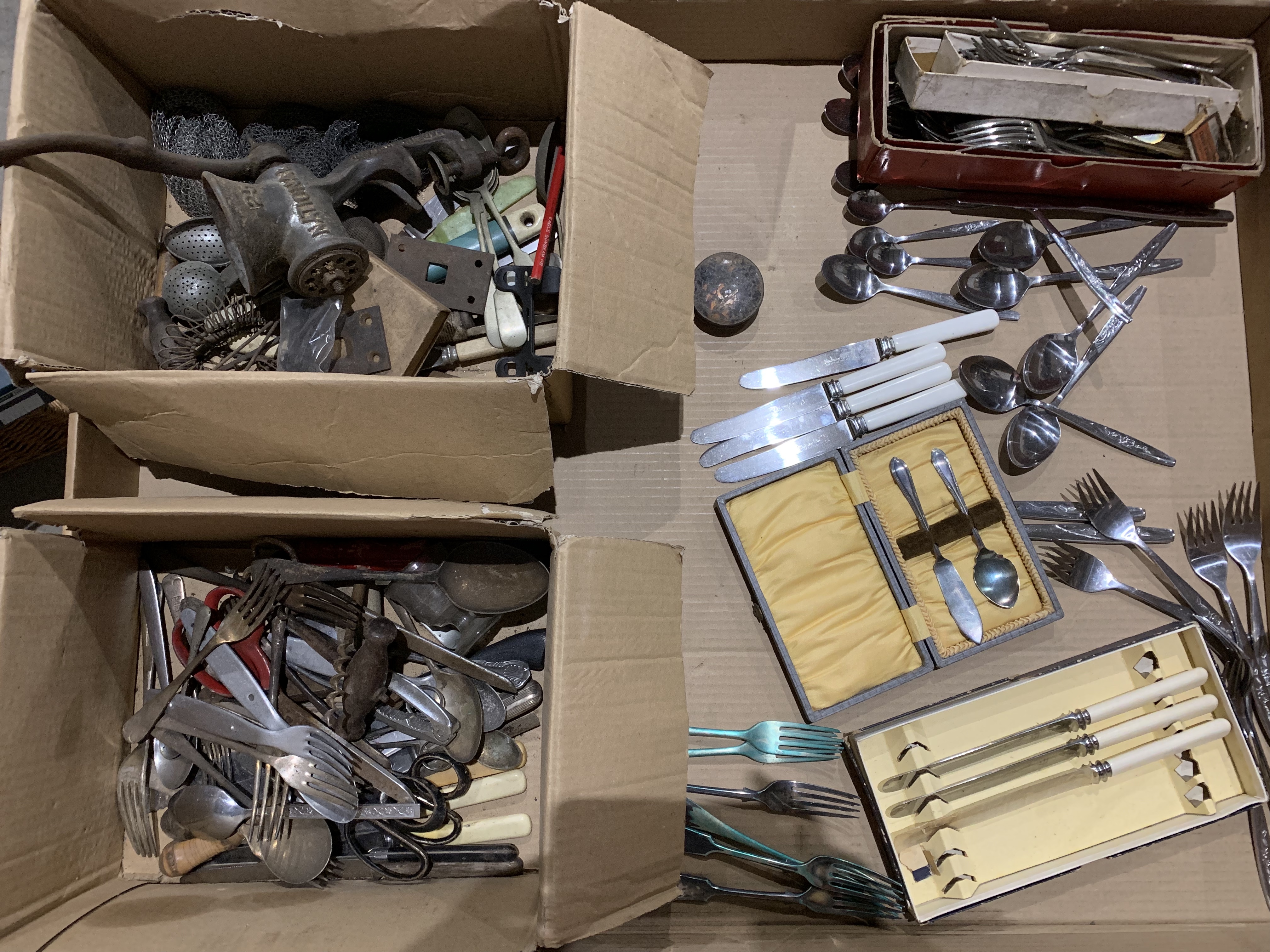 Contents to tray - quantity of cutlery, mincer,