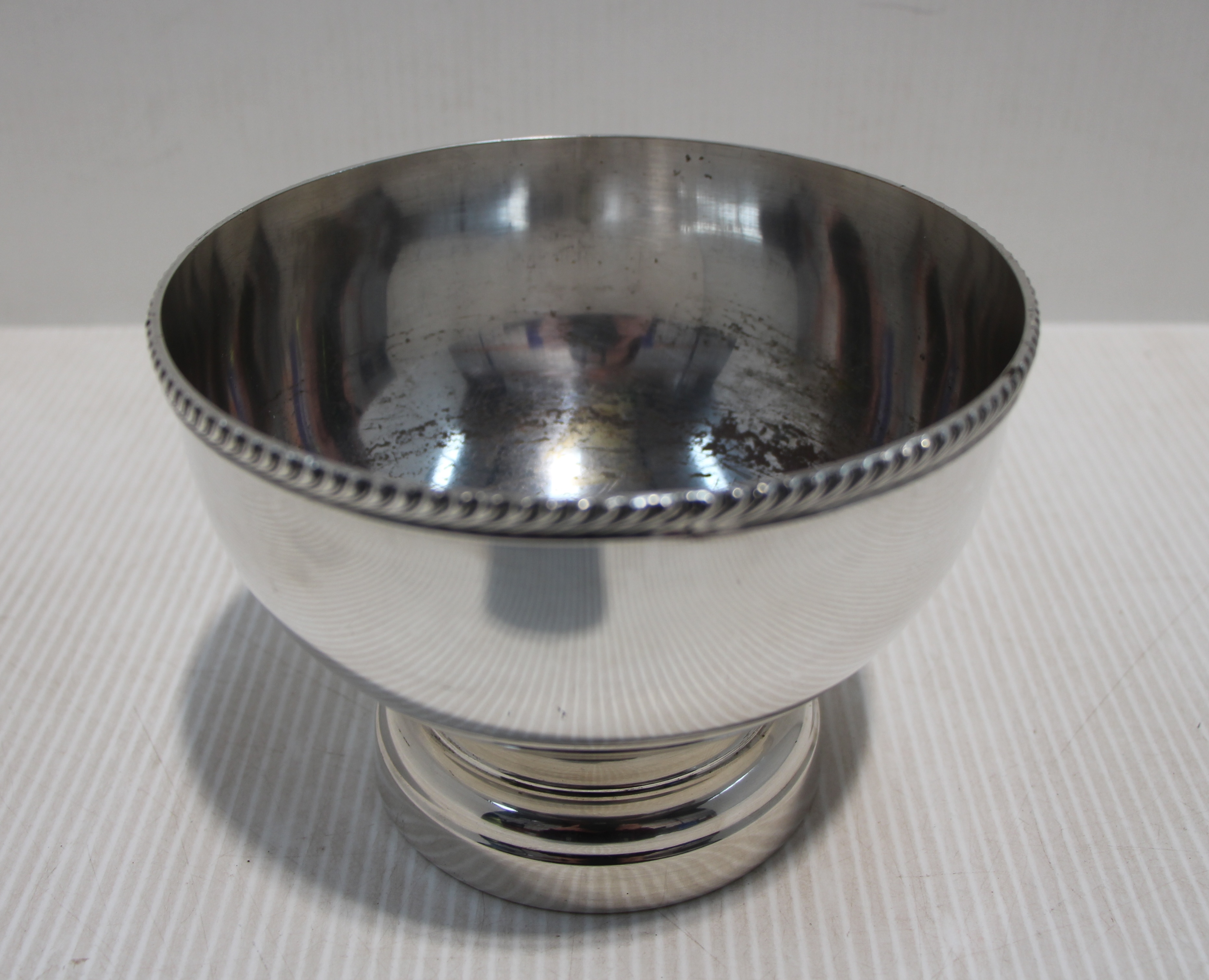 An Oneida Silversmiths plated bowl No.