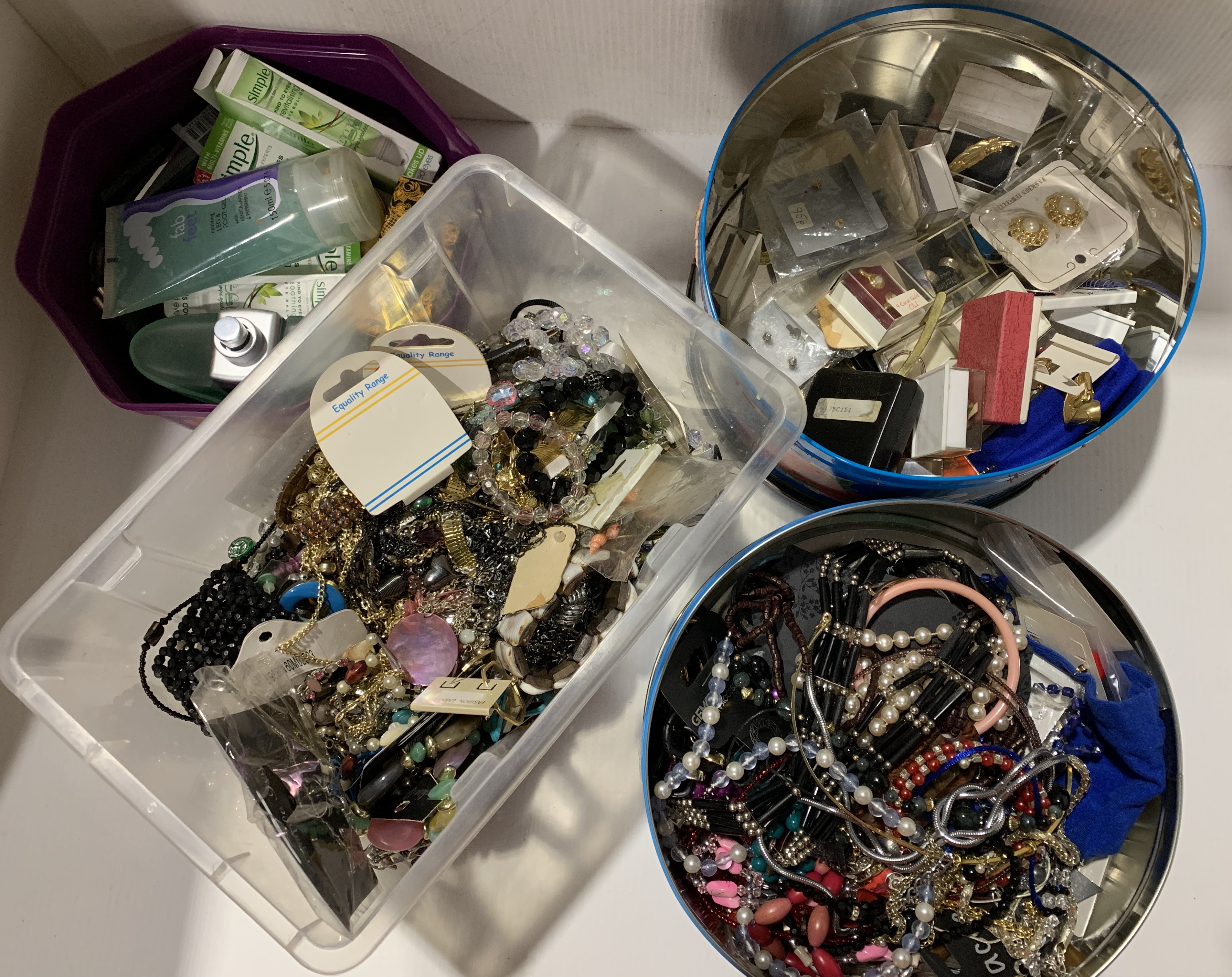 Contents to box - assorted costume jewellery,