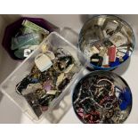 Contents to box - assorted costume jewellery,