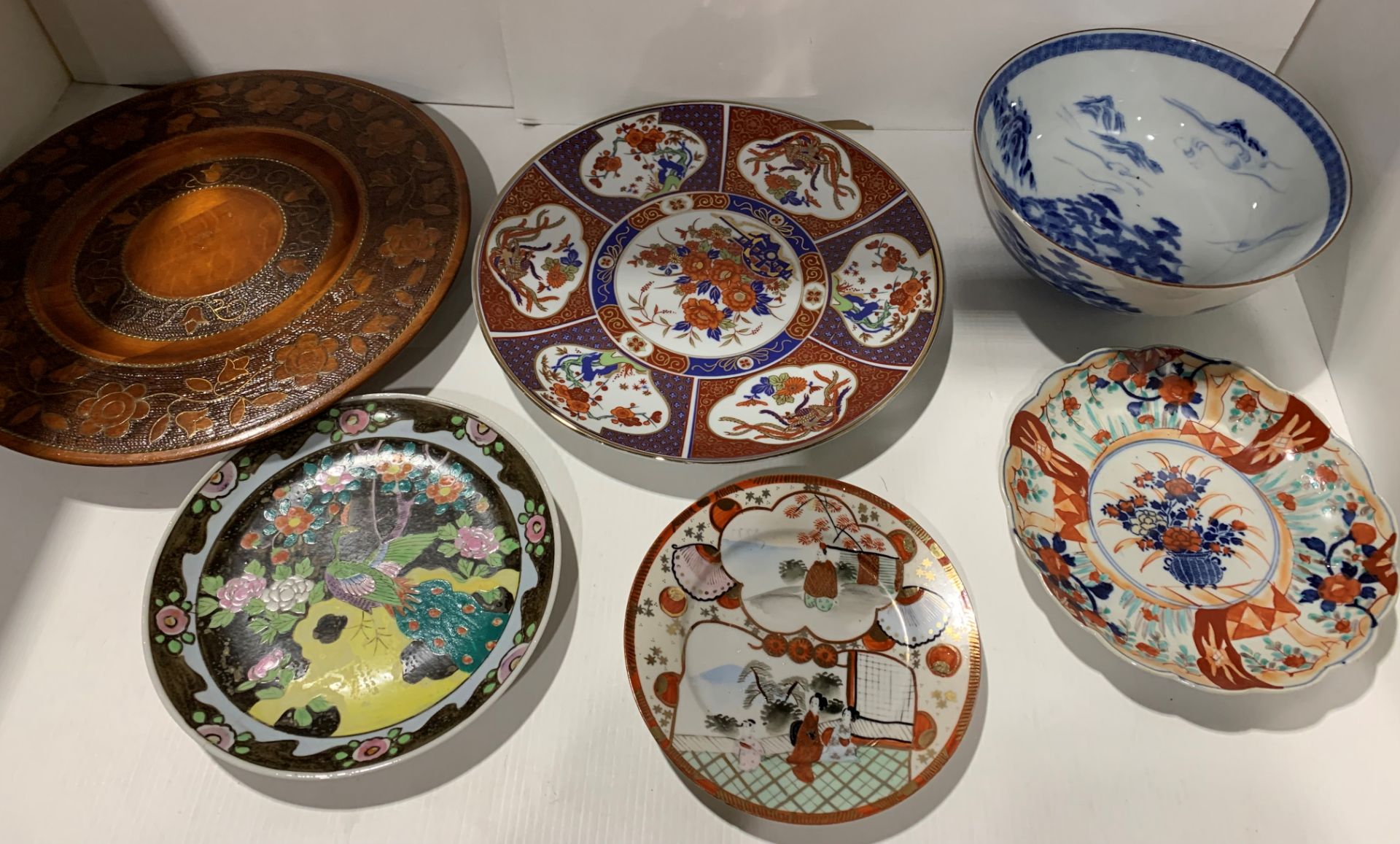 Five modern Chinese plates and a bowl (bowl chipped)