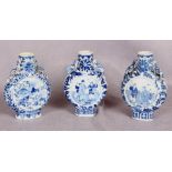 A pair of Chinese blue and white porcelain small moon flasks,