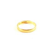 An 18ct gold wedding band,