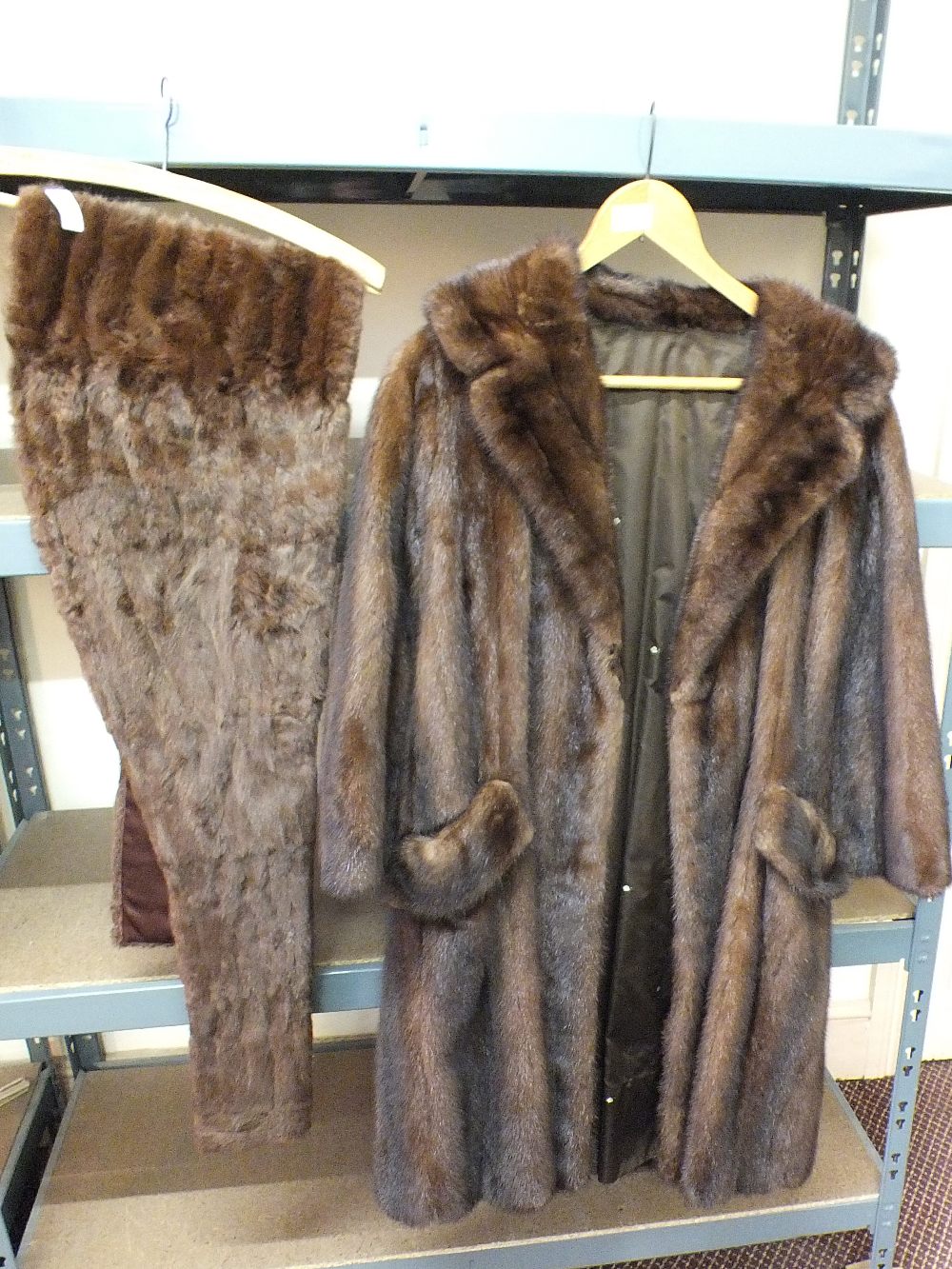 A lady's fur coat, - Image 2 of 2