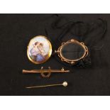 A 9ct gold brooch in the form of a horn and horse shoe together with a 9ct gold framed magnifier,