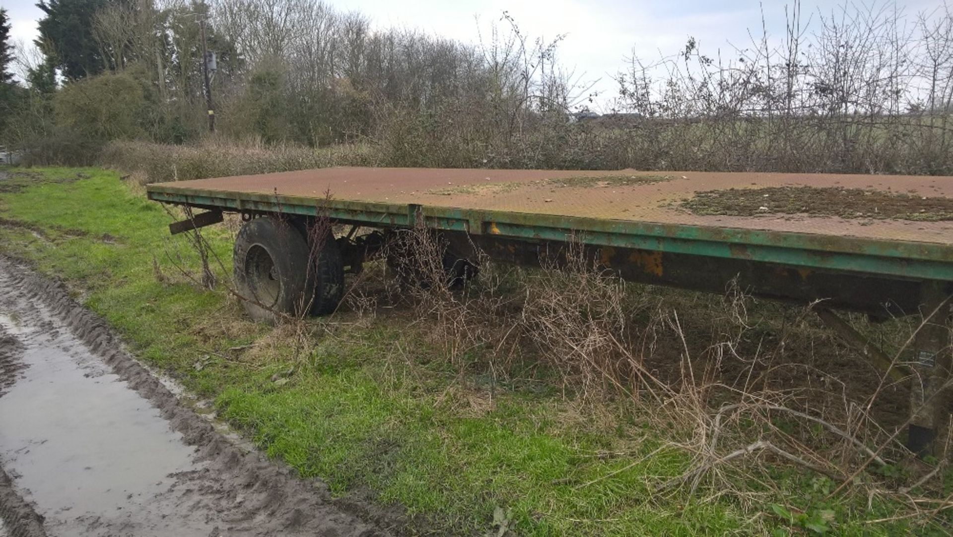 36 ft flat bed trailer steel decks and headboard Stored near Topcroft,