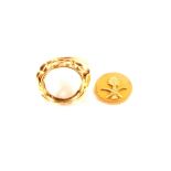 An 18ct gold ring shank with palm tree and sword insignia to coin,