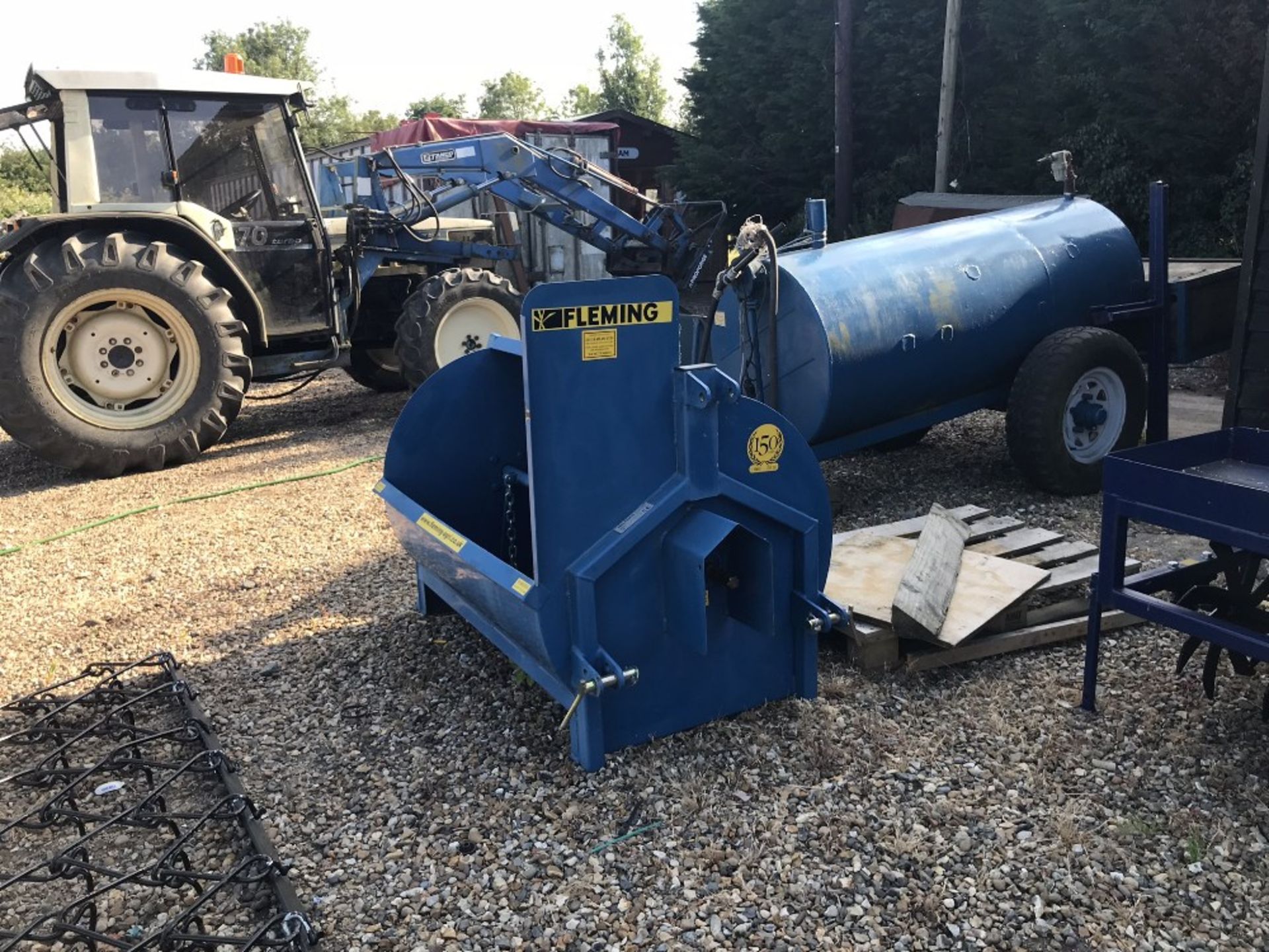 1 cubic yd mini muck spreader Stored near Woodbridge - Image 3 of 3