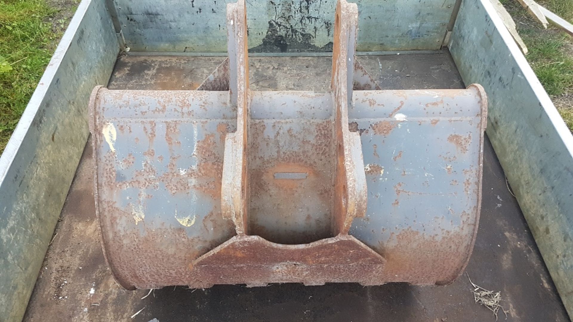 1m digging bucket, vgc with small amount of use, minimal wear to teeth and bushings. - Image 3 of 5