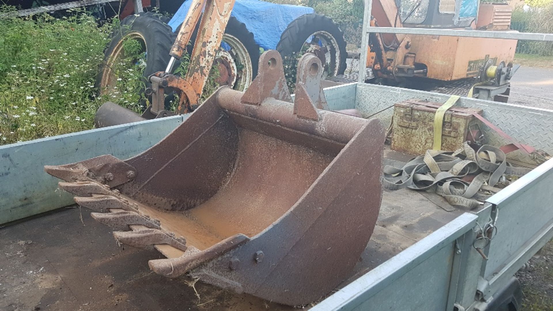 1m digging bucket, vgc with small amount of use, minimal wear to teeth and bushings.