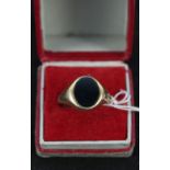 A 9ct gold gents signet ring set with onyx,