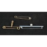 A 9ct white gold bar brooch set with single pearl,