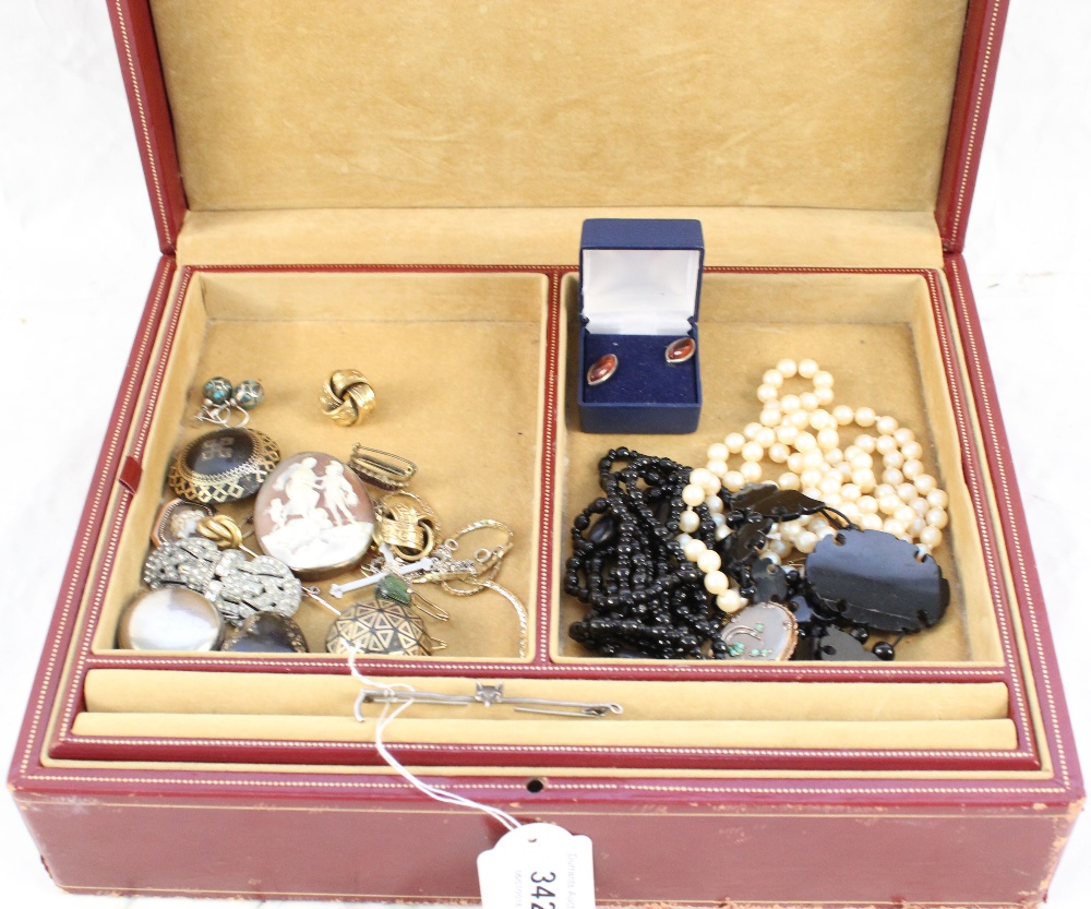A collection of jewellery including tortoiseshell yellow metal overlay heart pendant,