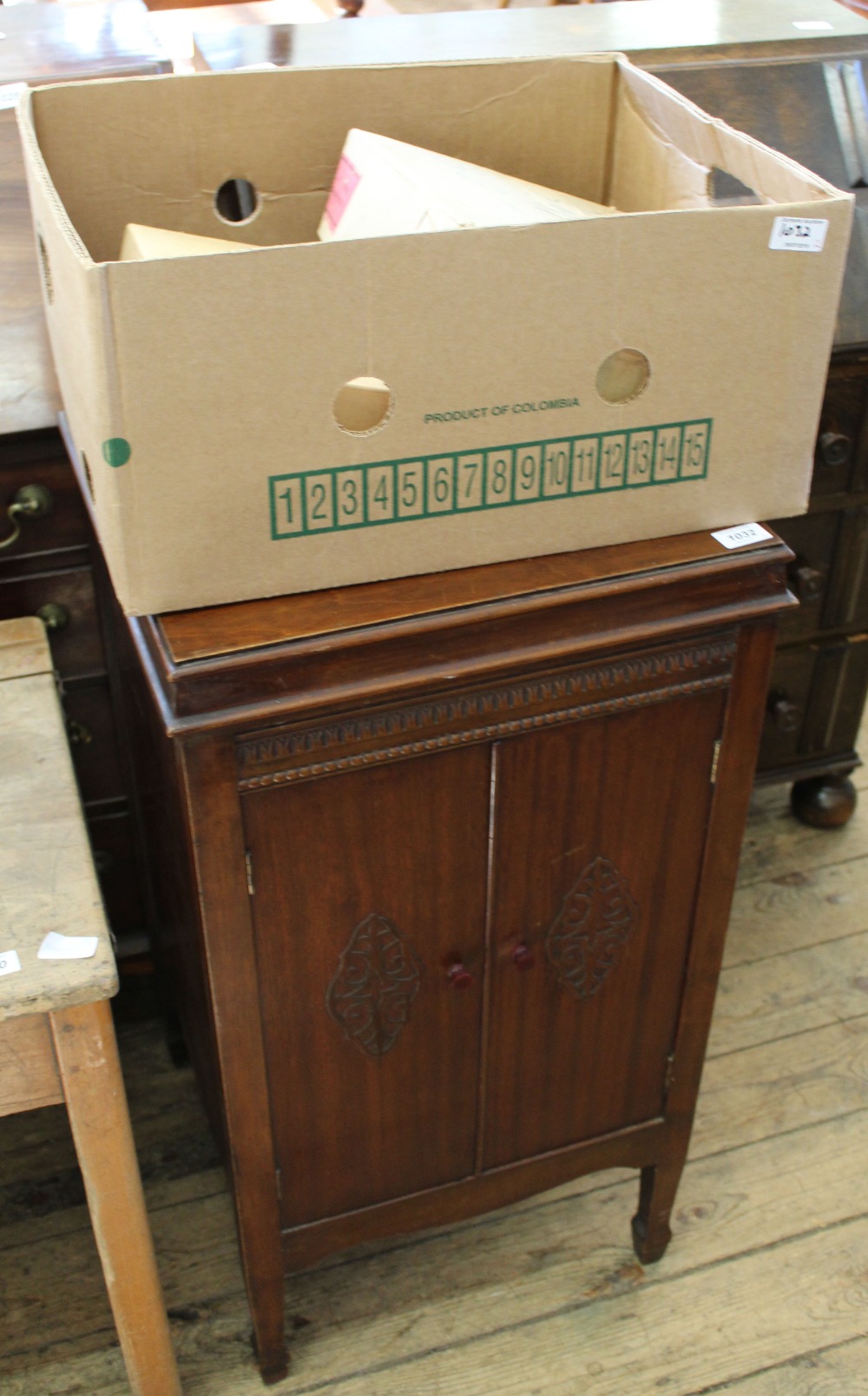 A wind up gramophone with assorted 78's