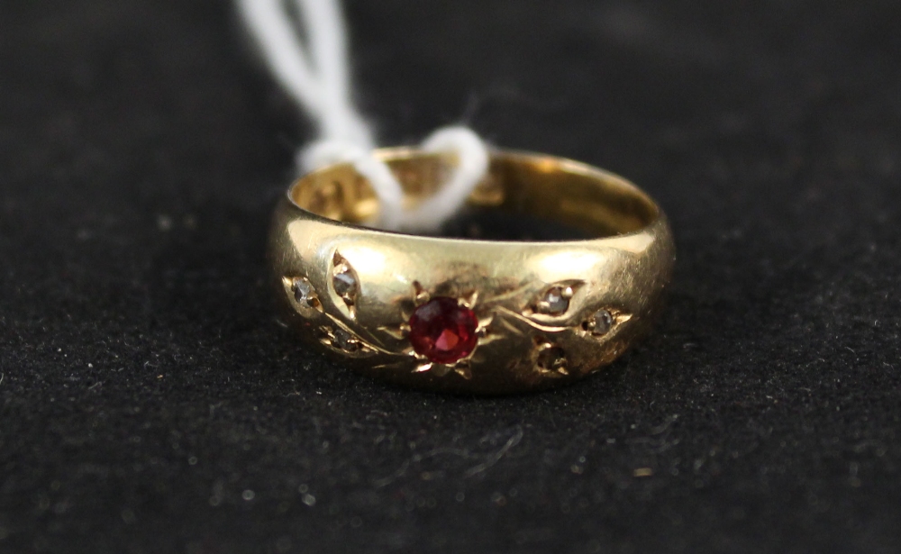 An 18ct gold garnet set ring,