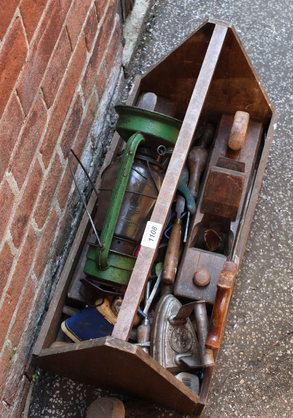 A quantity of tools in a tool tray