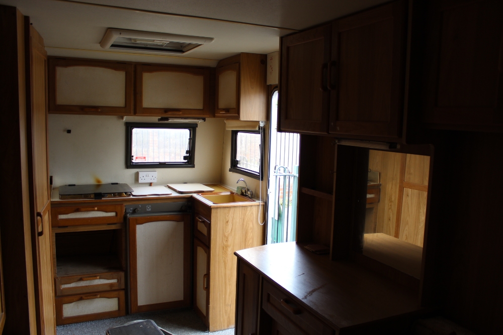 A Bessecarr Cameo 420 GTE touring caravan with chemical toilet, - Image 5 of 9