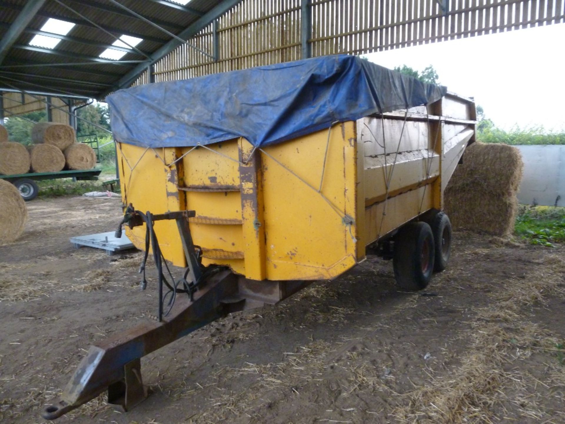 Richard Western dump trailer, 10T approx, tandem axle, hydraulic brakes, rear door with grain chute, - Image 3 of 8