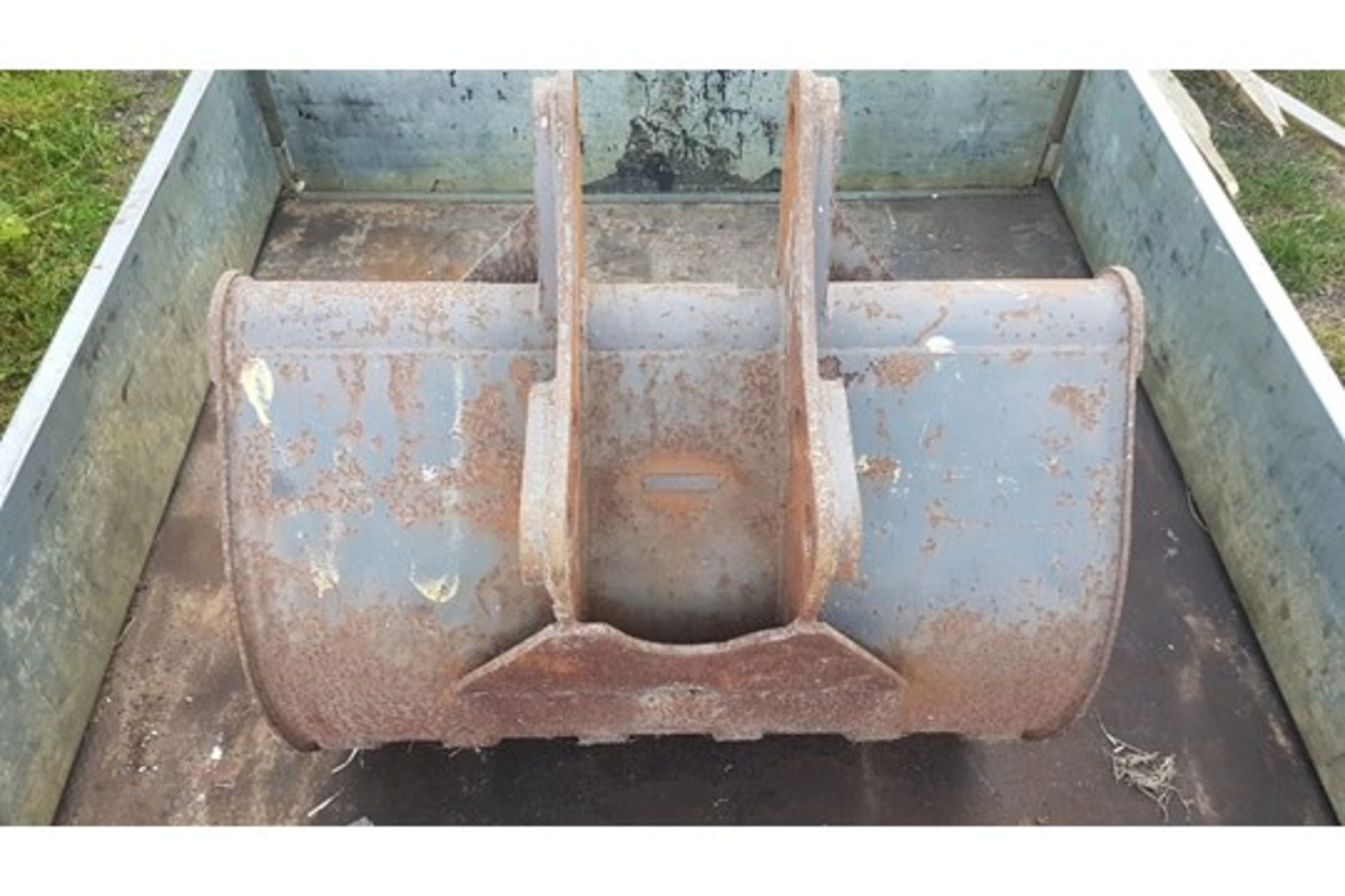 1m digging bucket, vgc with small amount of use, minimal wear to teeth and bushings. - Image 4 of 5