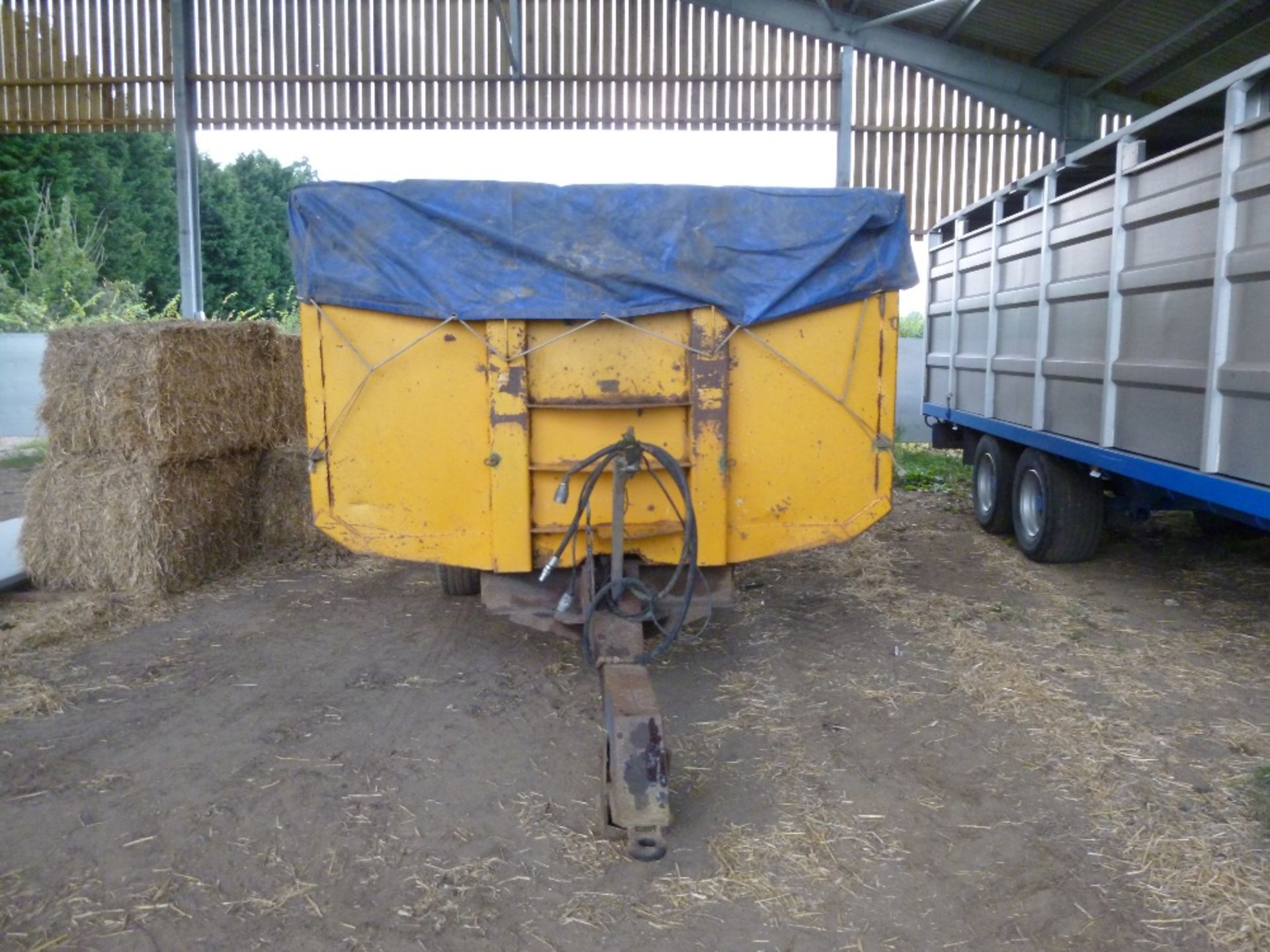 Richard Western dump trailer, 10T approx, tandem axle, hydraulic brakes, rear door with grain chute, - Image 2 of 8