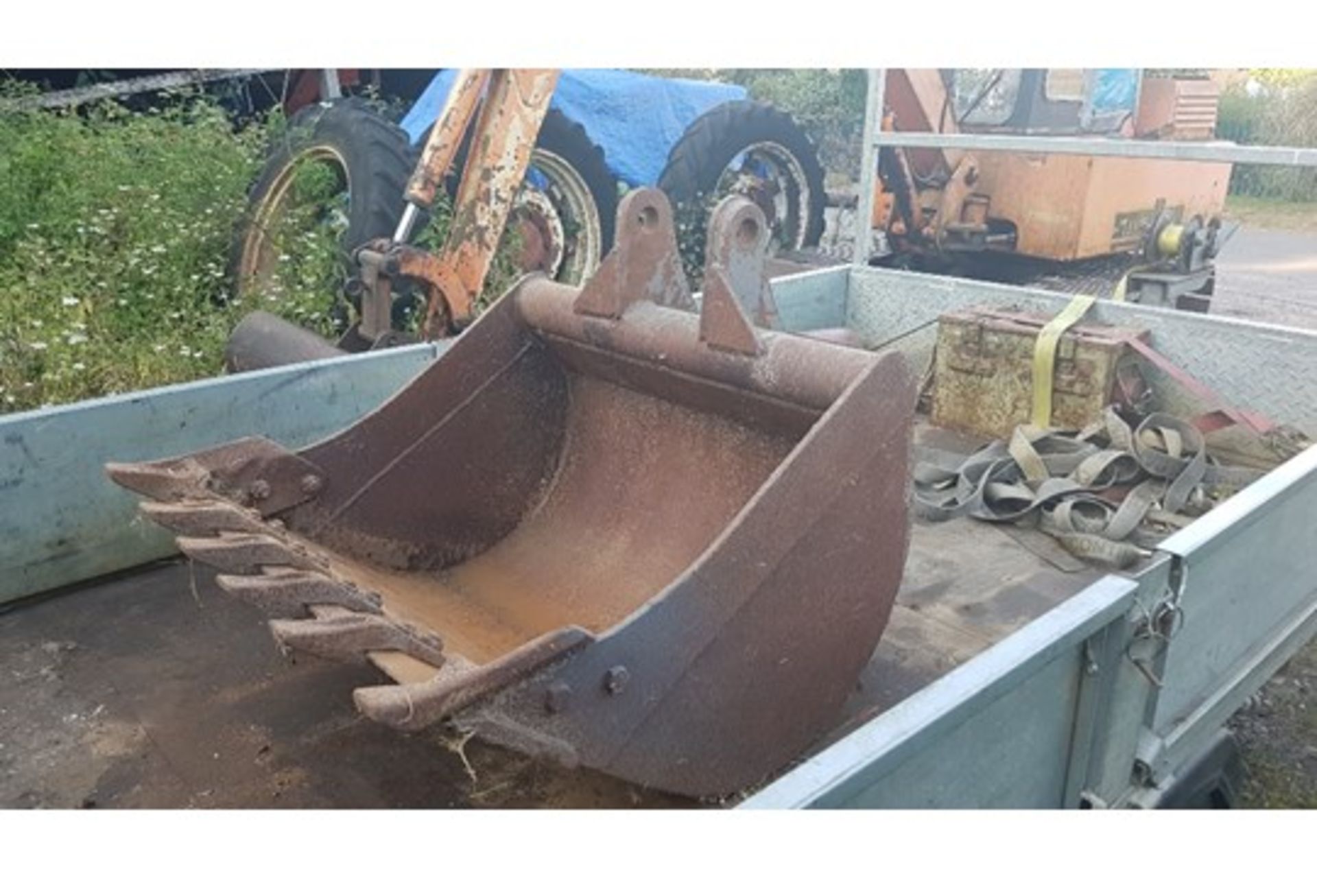 1m digging bucket, vgc with small amount of use, minimal wear to teeth and bushings.