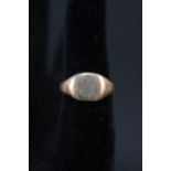 A gents 9ct gold signet ring (worn),