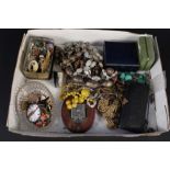 Various items of costume jewellery,