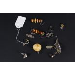 A mixed lot of jewellery including amber set, silver rings and brooches,