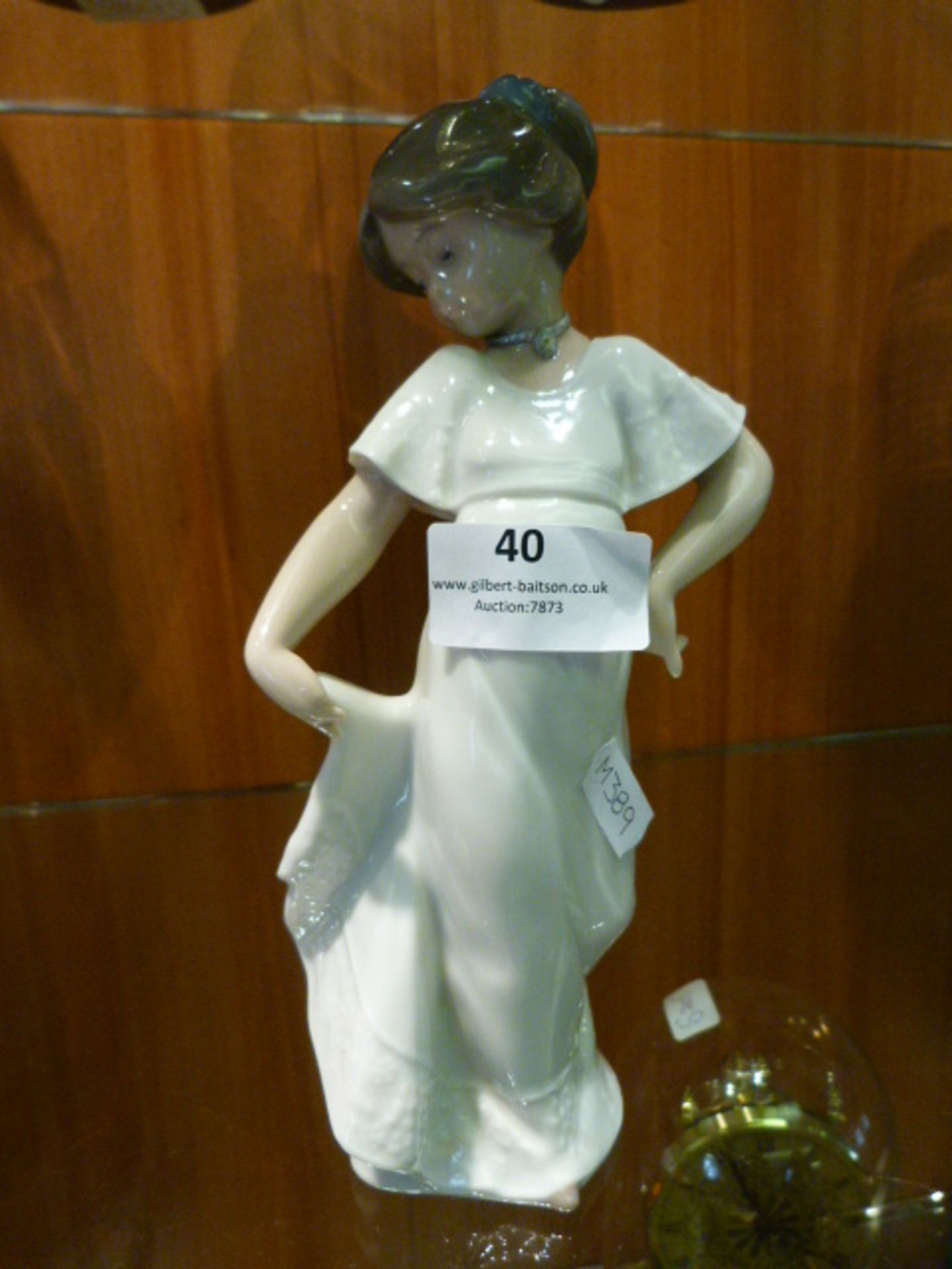 Nao Lladro Figurine "Young Girl"