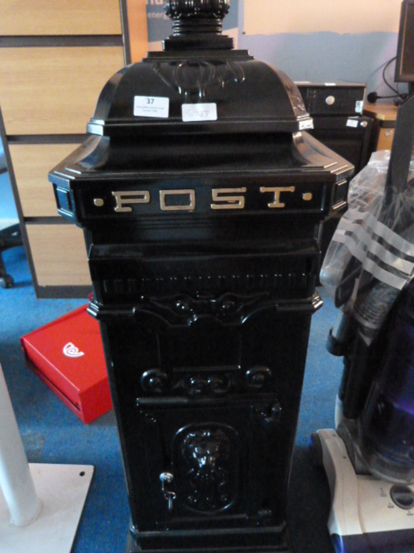 *Freestanding Victorian Style Postbox