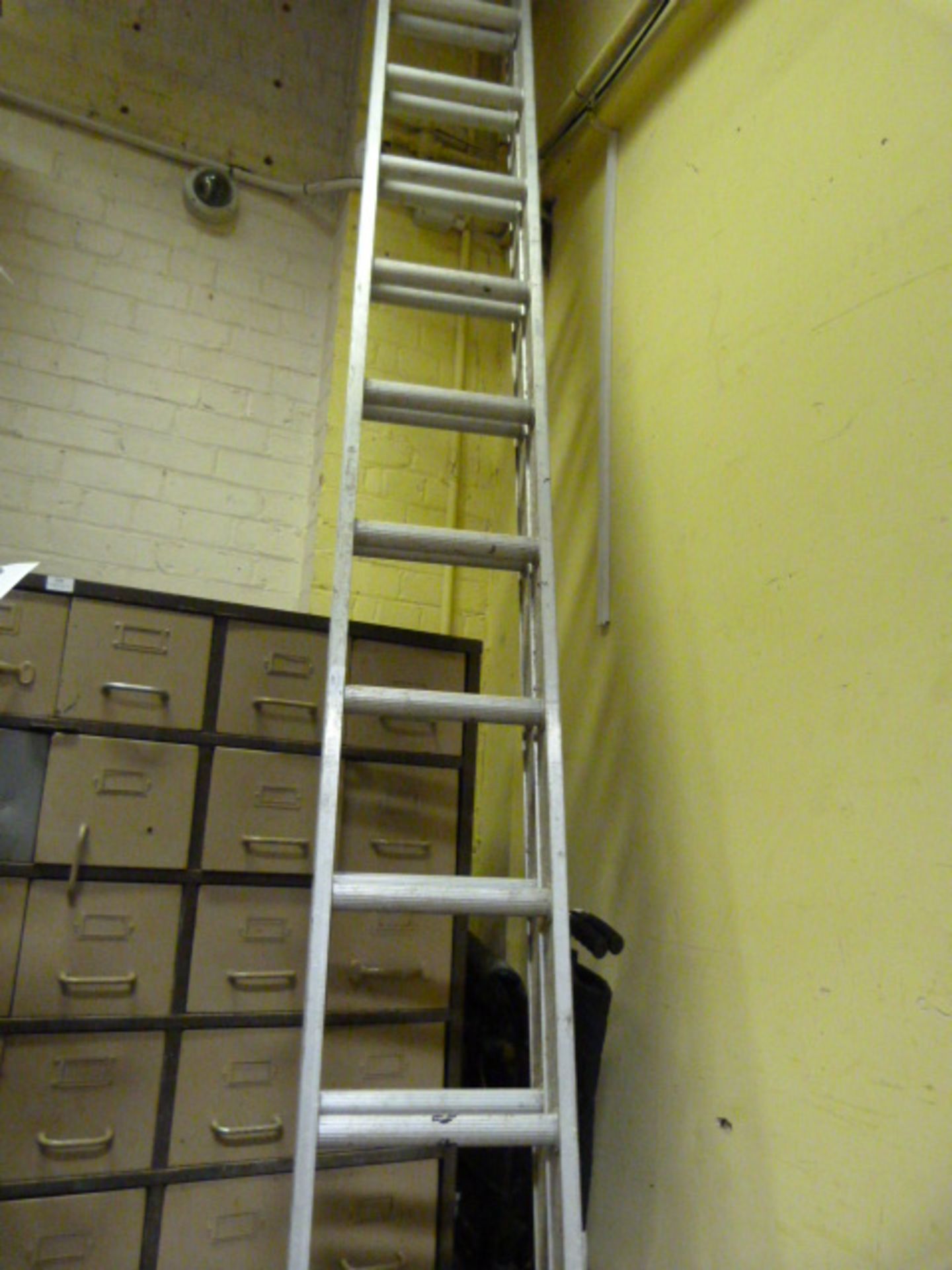 Set of 32 Tread Extending Aluminium Ladders
