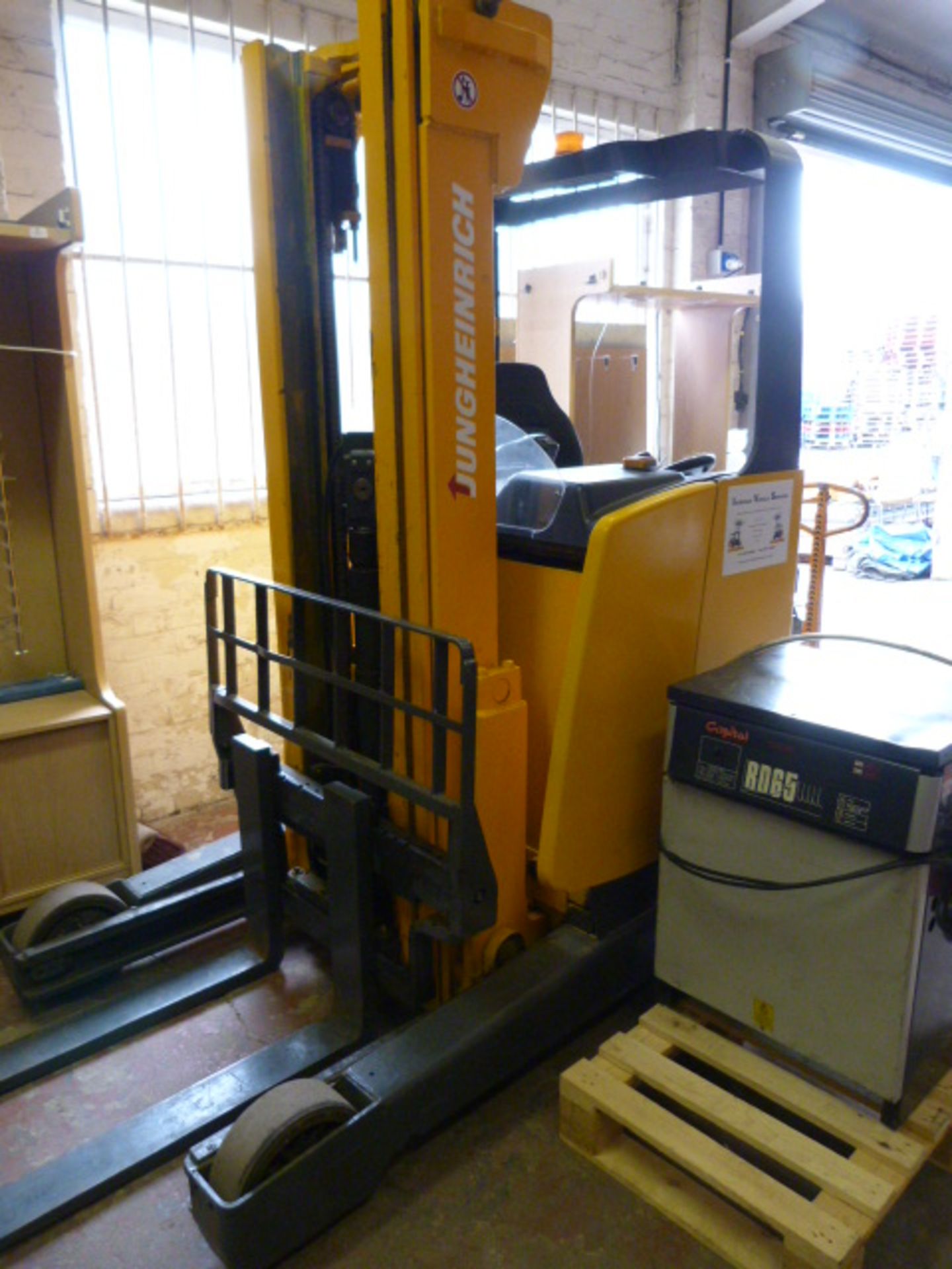 *Jungheinrich Forklift with Reach and Side Shift Max (Carry Lift Weight 1600kg)