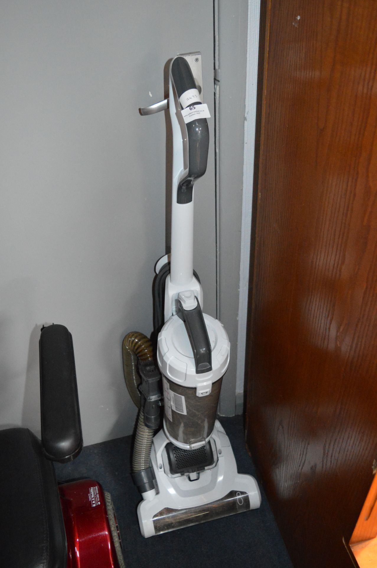 Bagless Upright Vacuum Cleaner
