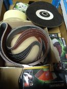 *Box of Belt Sanding Paper, Grinding Discs, Maskin