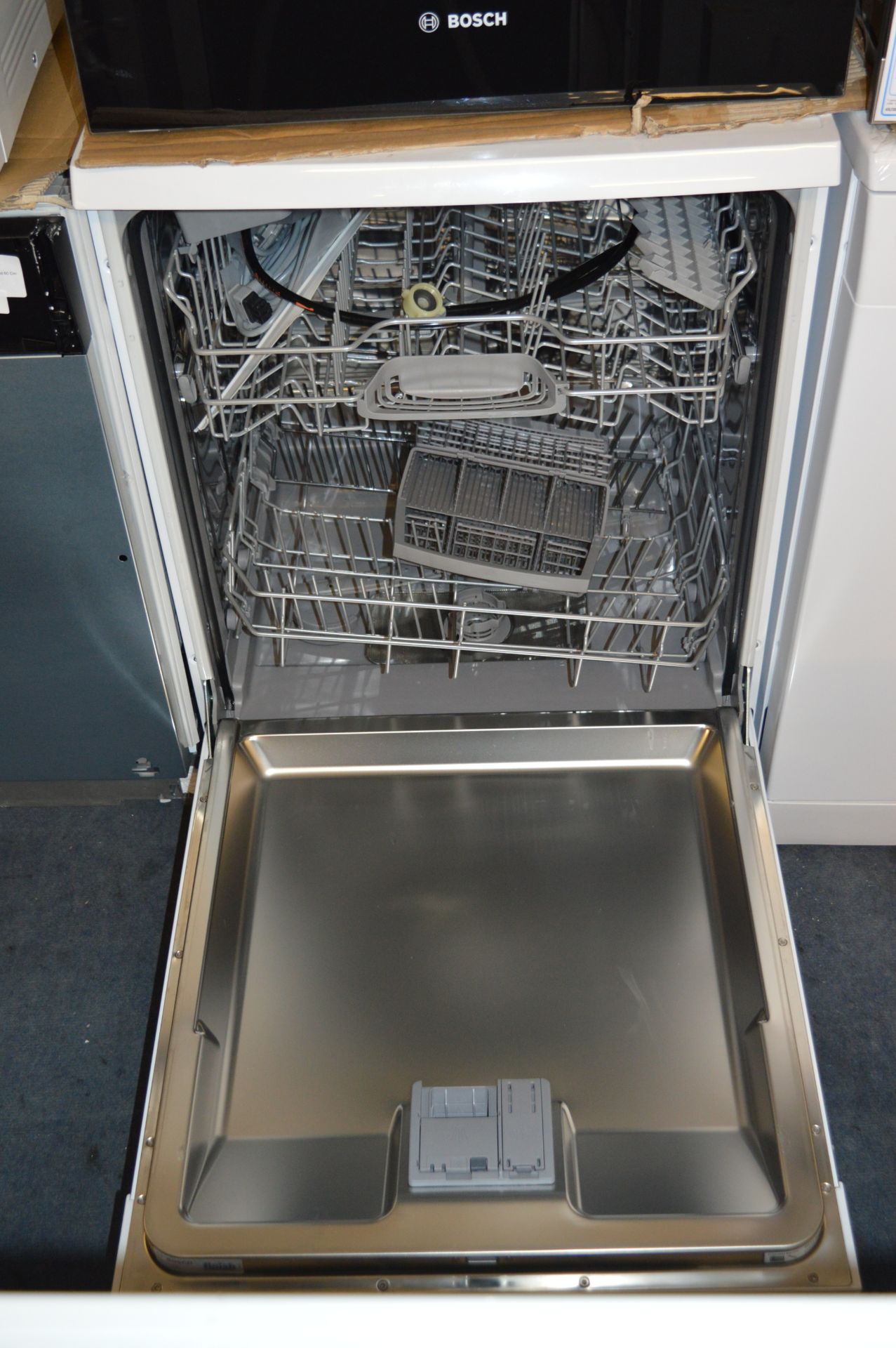 *Bosch Free-Standing Dishwasher 60cm White Model:SMS40T32UK - Image 3 of 3