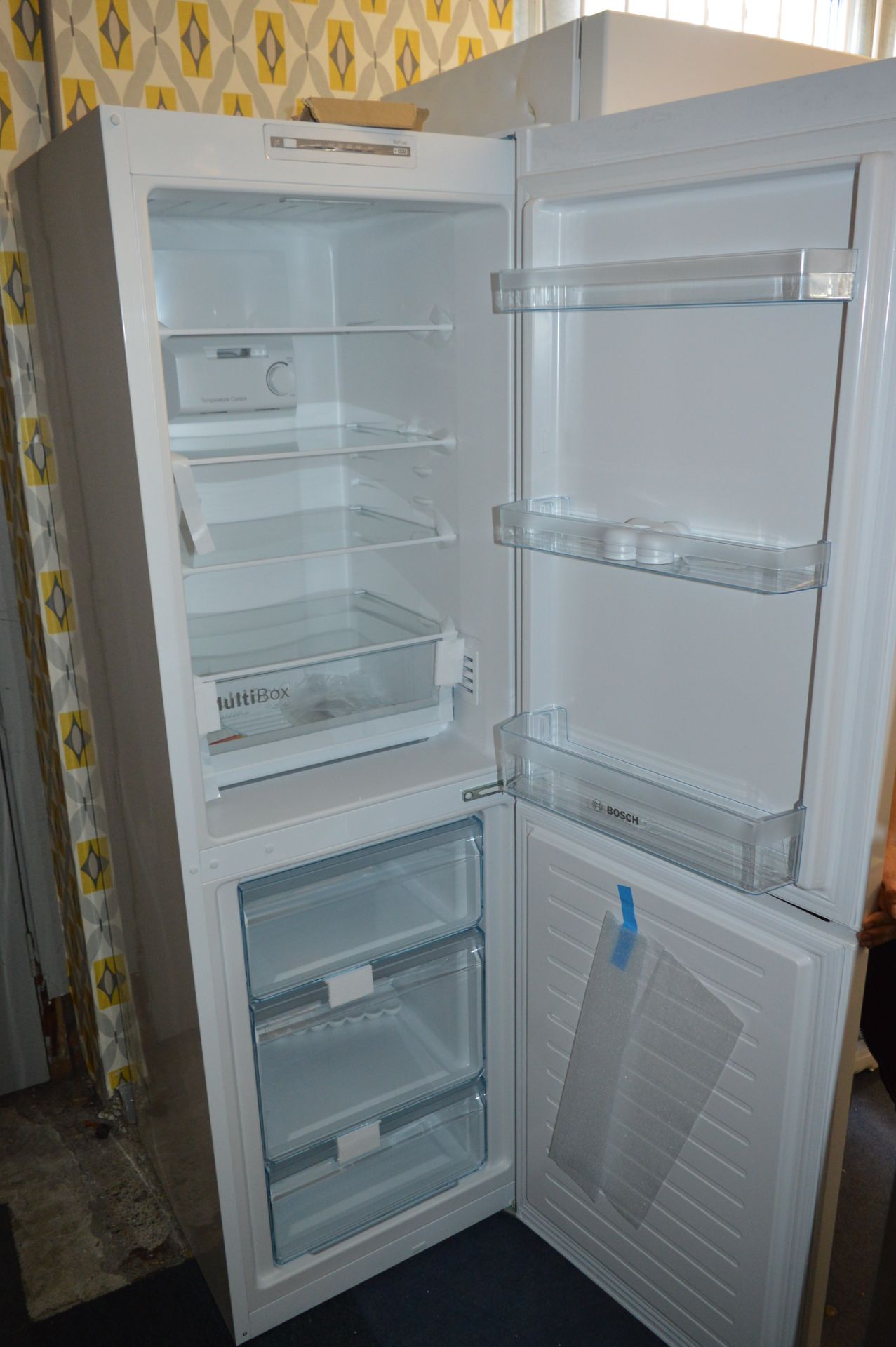 *Bosch Free-Standing Fridge-Freezer Model:KGN34NW3AG - Image 3 of 3