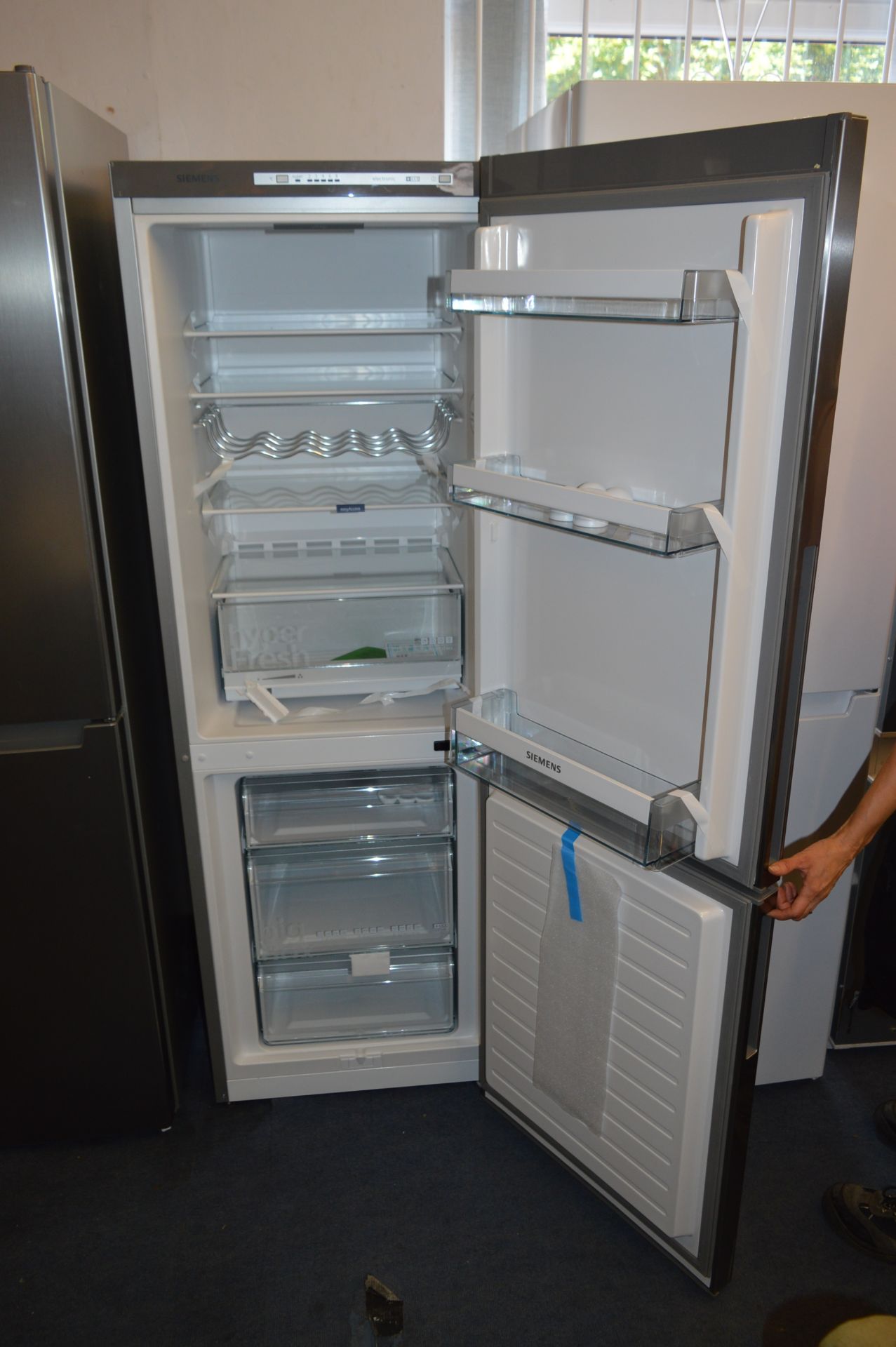 *Siemens Free-Standing Fridge-Freezer Model:KG33VVI31G - Image 3 of 3