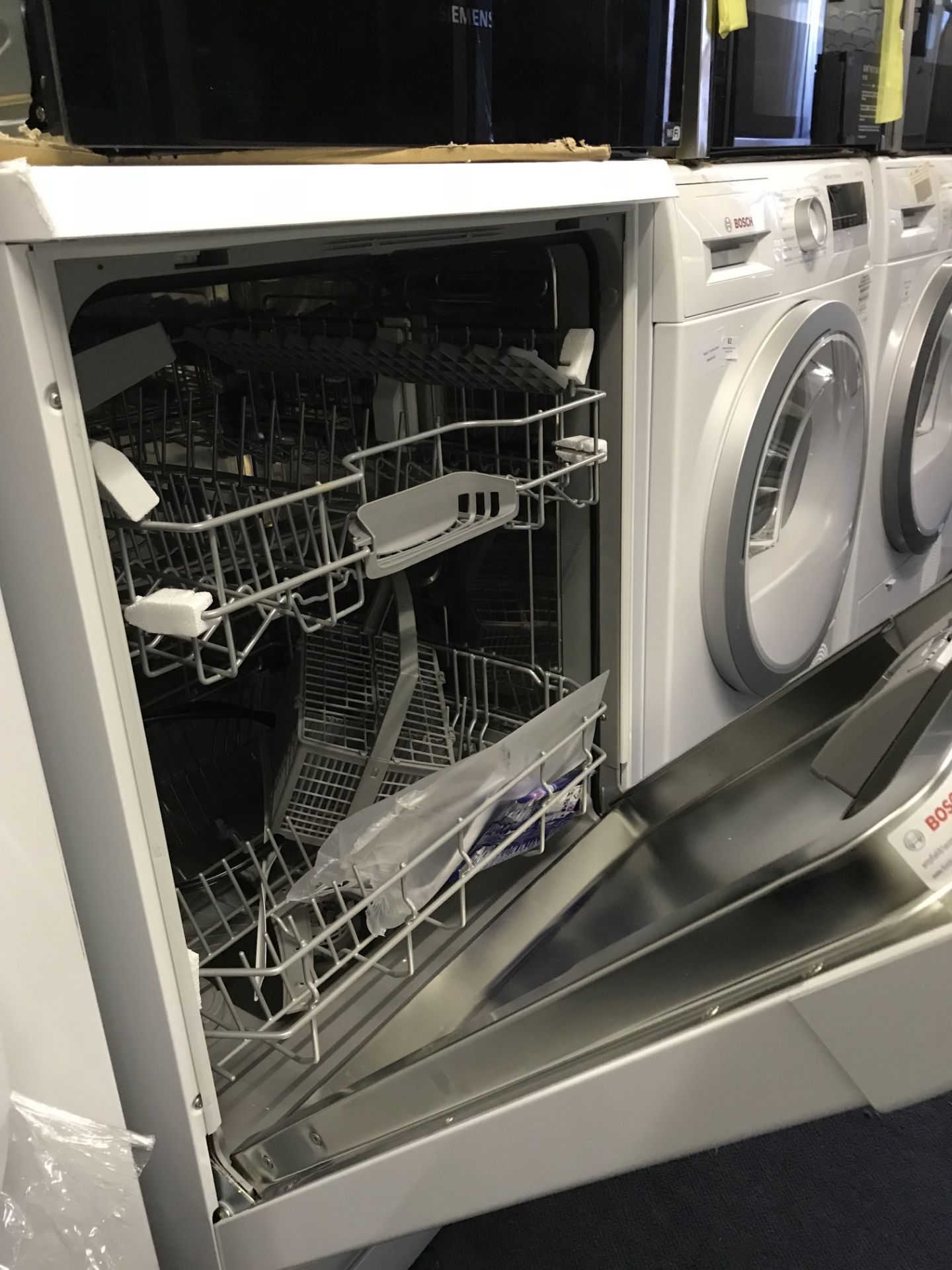 *Bosch Free-Standing Dishwasher 60cm White Model:SMS40T32UK